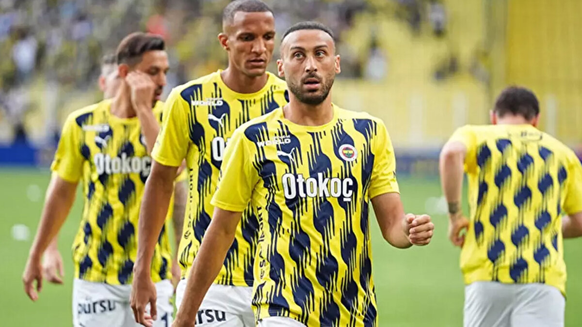 CENK TOSUN AYRILMAK İSTİYOR<br><br>Fenerbahçe yönetiminin tavrından hoşnut kalmayan tecrübeli golcü, gelecek olan tekliflere sıcak bakıyor.