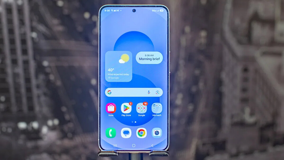 One UI 8 serisi yol haritası<br>S26 ailesi One UI 8 tabanlı gelecek ve kısa sürede 8.5’e çıkabilir. Yapay zeka ayarları sistem geneline yayılacak. Kamera uygulamasında sahneye özel AI önerileri denenecek. Güvenlik yamaları aylık ritimde kalır.