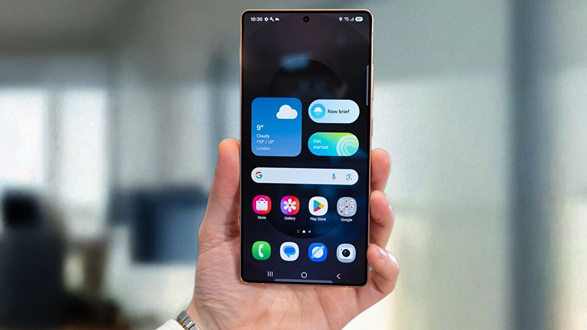 Ekran ve pil tarafı<br>LTPO AMOLED’de parlaklık ve PWM iyileştirmeleri bekleniyor. Ultra’da düz panel ihtimali devam ediyor. Pilde verim artışı yazılım ve 2 nm sürecinden gelecek. Şarj hızında radikal bir sıçrama beklenmiyor ama termal davranış daha iyi olabilir.