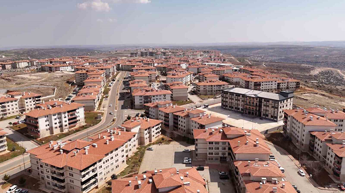 Türkiye Kentsel Tesis Yönetim Derneği Başkanı Suat Sandalcı, TGRT Haber canlı yayınında fahiş site aidatlarına karşı yeni düzenlemeyi duyurdu. 