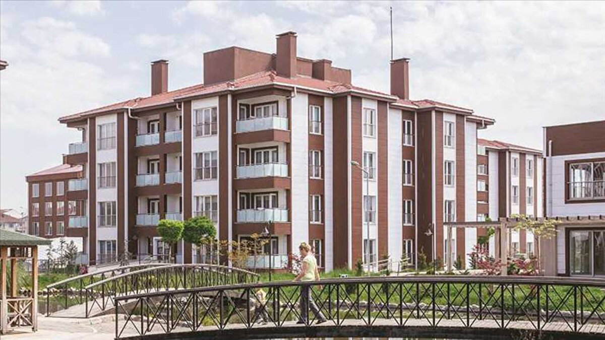 Tüm kat maliklerine çağrıda bulunan Sandalcı, "Konutlarda yakın zamanda genel kurullar yapılacak. Toplanan genel kurullara mutlaka katılalım. Bakanlığın desteğiyle yeni mevzuat çıkacak. Katılımcı olalım, yönetim süreçlerine sahip çıkalım" diyerek tüm ev sahiplerini uyardı.