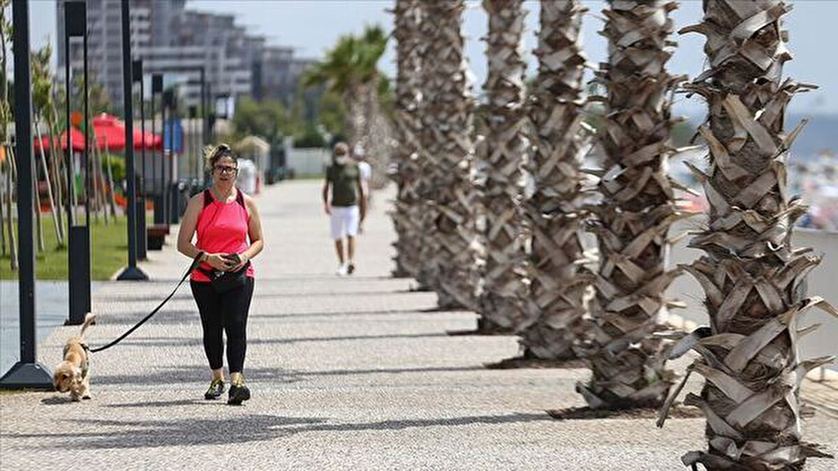 Bazı Büyük Şehirlerde Bugün Hava Nasıl?<br><br>İstanbul Hava Durumu: İstanbul'da bugün az bulutlu ve açık bir hava bekleniyor, zamanla parçalı bulutlu geçecek. En yüksek sıcaklık 19°C olacak.<br><br>Ankara Hava Durumu: Ankara'da hava az bulutlu ve açık. Beklenen en yüksek sıcaklık 18°C.<br><br>İzmir Hava Durumu: İzmir'de gün boyu az bulutlu ve açık bir gökyüzü hakim olacak, zamanla parçalı bulutlu geçecek. Termometreler 24°C'yi gösterecek.<br><br>Eskişehir Hava Durumu: Eskişehir'de hava az bulutlu ve açık başlayacak, zamanla parçalı bulutlu bir gökyüzü bekleniyor. En yüksek sıcaklık 18°C olacak.<br><br>Konya Hava Durumu: Konya'da da hava az bulutlu ve açık olacak, zamanla parçalı bulutlu bir hal alacak. Günün en yüksek sıcaklığı 19°C olarak tahmin ediliyor.