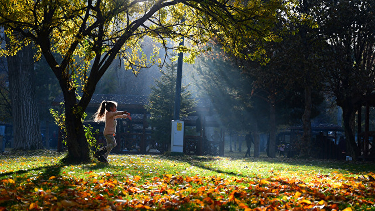 Bölgelere Göre Güncel Hava Durumu<br><br>MARMARA: Az bulutlu ve açık, zamanla parçalı bulutlu. Bursa 21°C, İstanbul 19°C.<br><br>EGE: Az bulutlu ve açık, zamanla parçalı bulutlu. İzmir 24°C, Muğla 23°C, Denizli 26°C.<br><br>AKDENİZ: Az bulutlu ve açık. Adana 30°C, Antalya 27°C, Isparta 22°C.<br><br>İÇ ANADOLU: Az bulutlu ve açık. Ankara 18°C, Konya 19°C, Eskişehir 18°C.<br><br>BATI KARADENİZ: Az bulutlu ve açık, zamanla parçalı bulutlu. Bolu 20°C, Zonguldak 21°C.<br><br>ORTA ve DOĞU KARADENİZ: Parçalı ve az bulutlu. Trabzon 18°C, Samsun 20°C.<br><br>DOĞU ANADOLU: Az bulutlu ve açık, doğusu parçalı bulutlu. Erzurum 10°C, Malatya 18°C, Van 13°C.<br><br>GÜNEYDOĞU ANADOLU: Az bulutlu ve açık. Diyarbakır 23°C, Gaziantep 24°C.