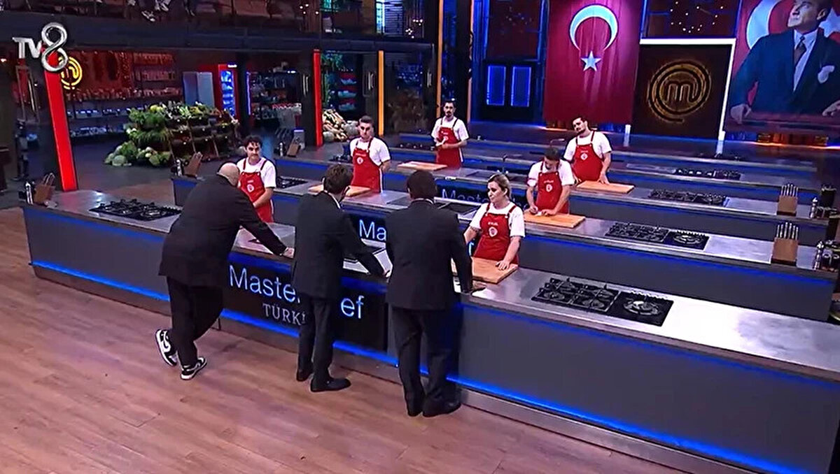MASTERCHEF HAFTANIN ELEME ADAYLARI (TAM LİSTE)<br><br>Bu sonuçlarla birlikte, bu hafta MasterChef Türkiye'de eleme potasına giren 6 isim de netleşti.<br><br>Barış<br><br>Ayten<br><br>Aslı<br><br>Sümeyye<br><br>Mert<br><br>Çağlar