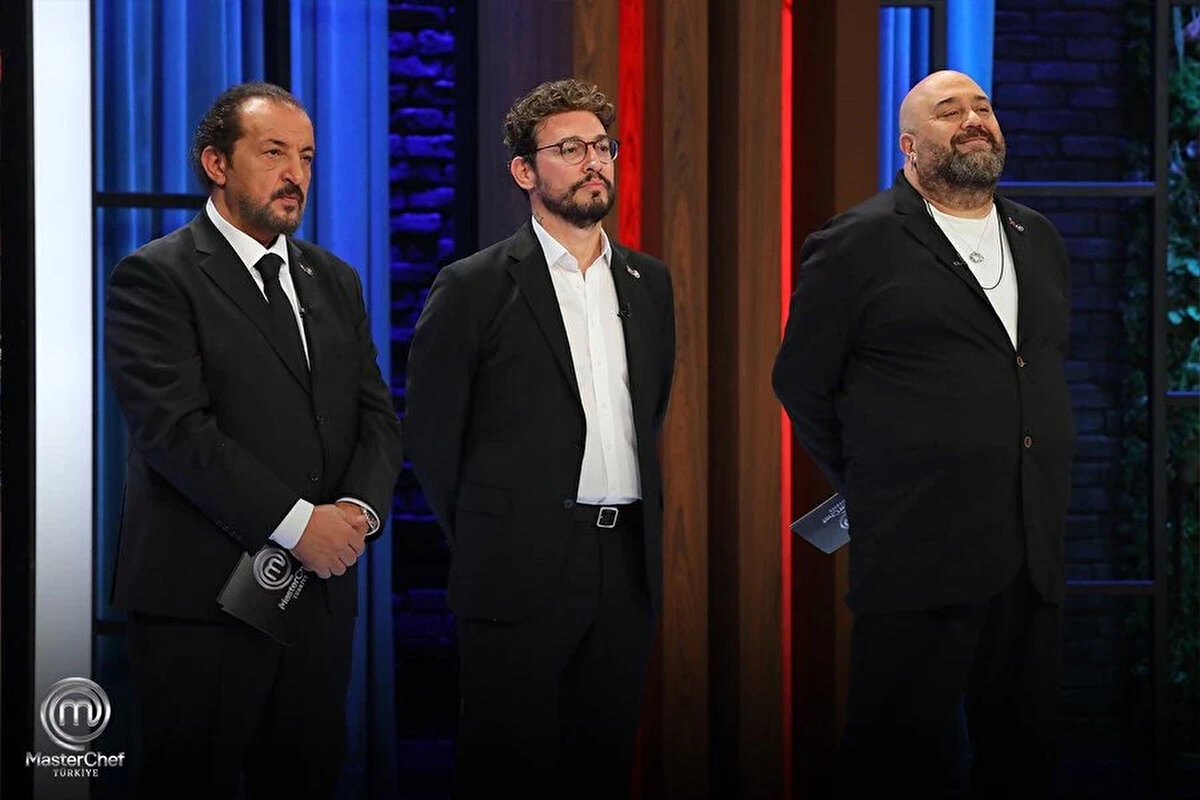 MASTERCHEF DOKUNULMAZLIĞI HANGİ TAKIM KAZANDI?<br><br>MasterChef'in 29 Ekim Çarşamba akşamı yayınlanan son bölümünde, mavi ve kırmızı takım 3. dokunulmazlık oyunu için karşı karşıya geldi. Şefler, bu özel günde takımlardan Atatürk'ün sevdiği yemekler olan 'kuru fasulye ve pilav çeşitleri' konseptinde 7 farklı tabak hazırlamalarını istedi. Verilen 45 dakikalık sürenin ardından şefler tadım yaptı. Danilo Zanna, Somer Sivrioğlu ve Mehmet Yalçınkaya'nın verdiği karara göre, gecenin kazananı mavi takım oldu.
