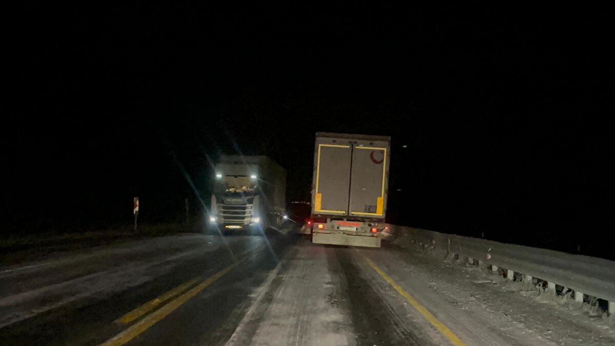 Karayolları ekipleri bölgede kar temizleme ve tuzlama çalışması yaptı.