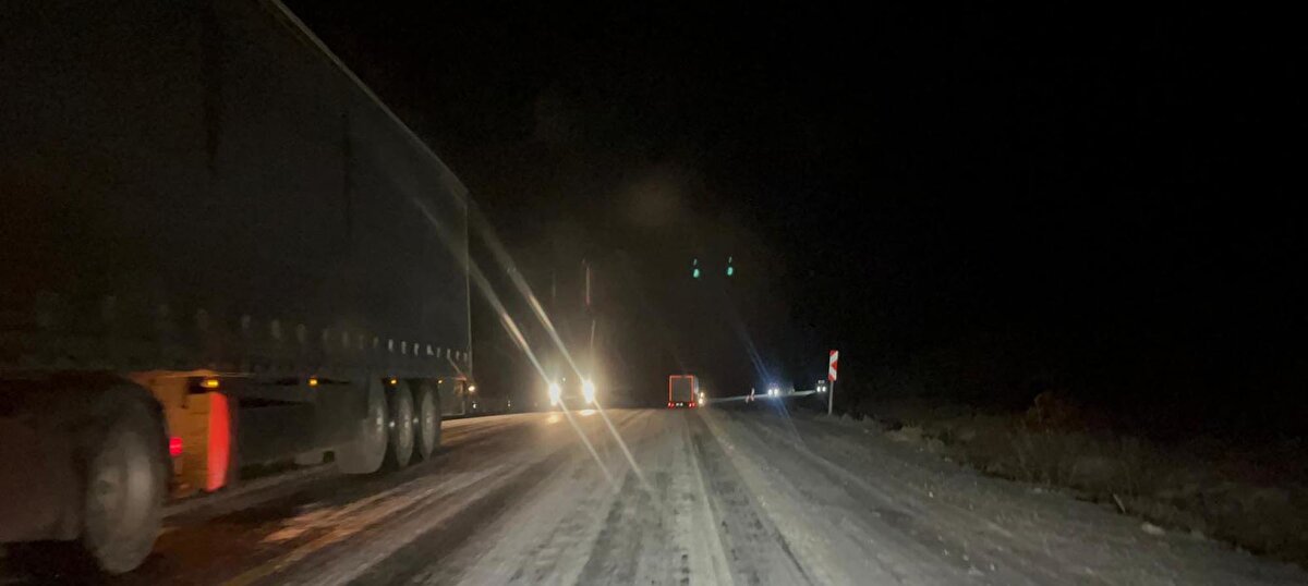 Buzlanma nedeniyle bazı TIR’lar kayarak yolu kapatırken, karayolu ağır tonajlı araçların geçişine kapatıldı. 