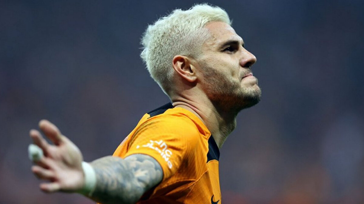  İtalyan basınında, Como'nun deneyimli golcü için pusuda beklediği ve Icardi'nin Serie A'ya geri dönebileceği iddia edildi.