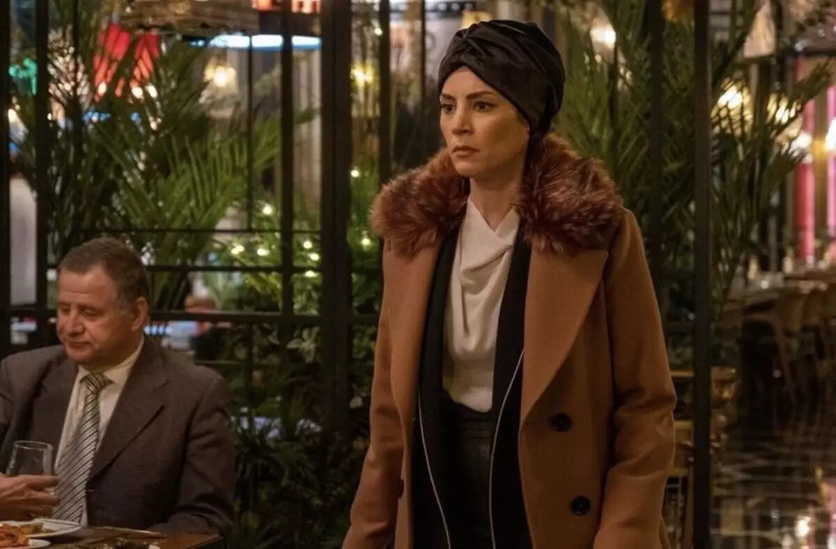 İddiaya göre, “veda etmek” bahanesiyle Erdoğan’ın evine gelen Akın E., alkol alıp sızan oyuncunun cep telefonunu ele geçirdi. Telefon üzerinden banka hesabına giren Akın E., tam 225 bin lirayı kendi hesabına aktardı. Parayı çektikten sonra cep telefonunu da yanına alıp ortadan kayboldu.