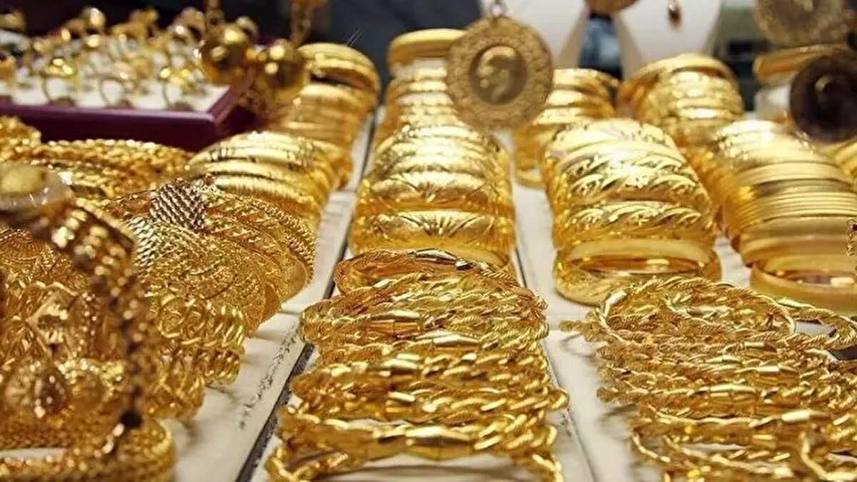 Banka, fiyatlardaki düşüşün zayıf ekonomik büyüme, artan petrol arzı ve süregelen politika belirsizliklerinden kaynaklandığını belirtti. 2025 ve 2026’da emtia fiyatlarının yüzde 7’şer oranında azalacağı öngörüldü.<br><br>Raporda, enerji fiyatlarındaki düşüşün küresel enflasyonu hafifletmeye yardımcı olacağı; pirinç ve buğday gibi temel gıda ürünlerindeki gerilemenin ise bazı gelişmekte olan ülkelerde gıda fiyatlarını daha ulaşılabilir hâle getireceği ifade edildi.