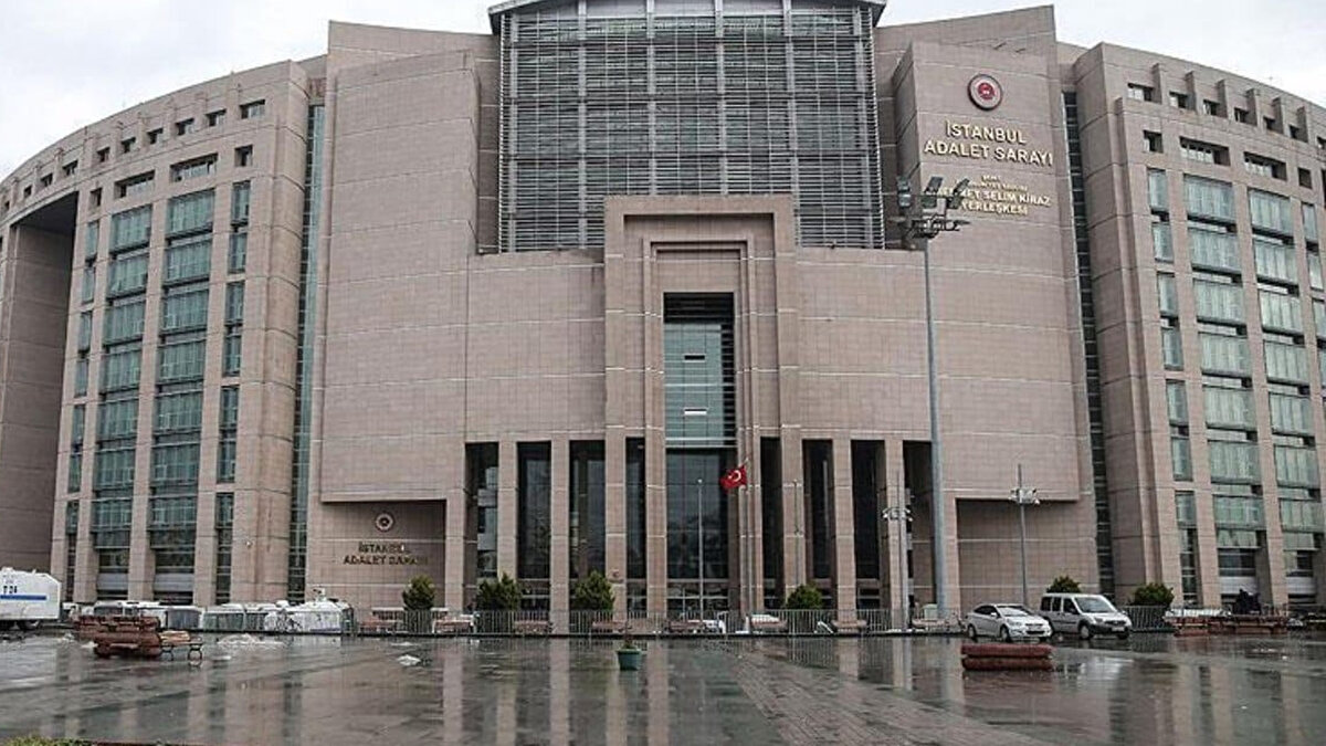 "Cumhuriyet Başsavcılığımızca toplum huzur ve güvenliğini tehdit eden, ilimiz genelinde faaliyette bulunan ve kasten öldürme, kişiyi hürriyetinden yoksun kılma, tehdit, yağma, mala zarar verme suçları başta olmak üzere muhtelif suçları işlemeye matuf organize suç örgütlerinin mensup ve faaliyetlerinin deşifre edilmesine yönelik İstanbul Emniyet Müdürlüğü Organize Suçlarla Mücadele Şube Müdürlüğü’yle koordineli olarak yürütülen soruşturmalar kapsamında 01.01.2025 tarihinden itibaren günümüze kadar (906) şüpheli yakalanmış, yakalanan şüphelilerden (700)’ü tutuklanmış, (180)’i adli kontrol şartıyla (26)’sı emniyet biriminden serbest bırakılmıştır.<br><br>Soruşturmalar kararlılık ve titizlikle devam edecektir.<br><br>Kamuoyunun bilgisine duyurulur."