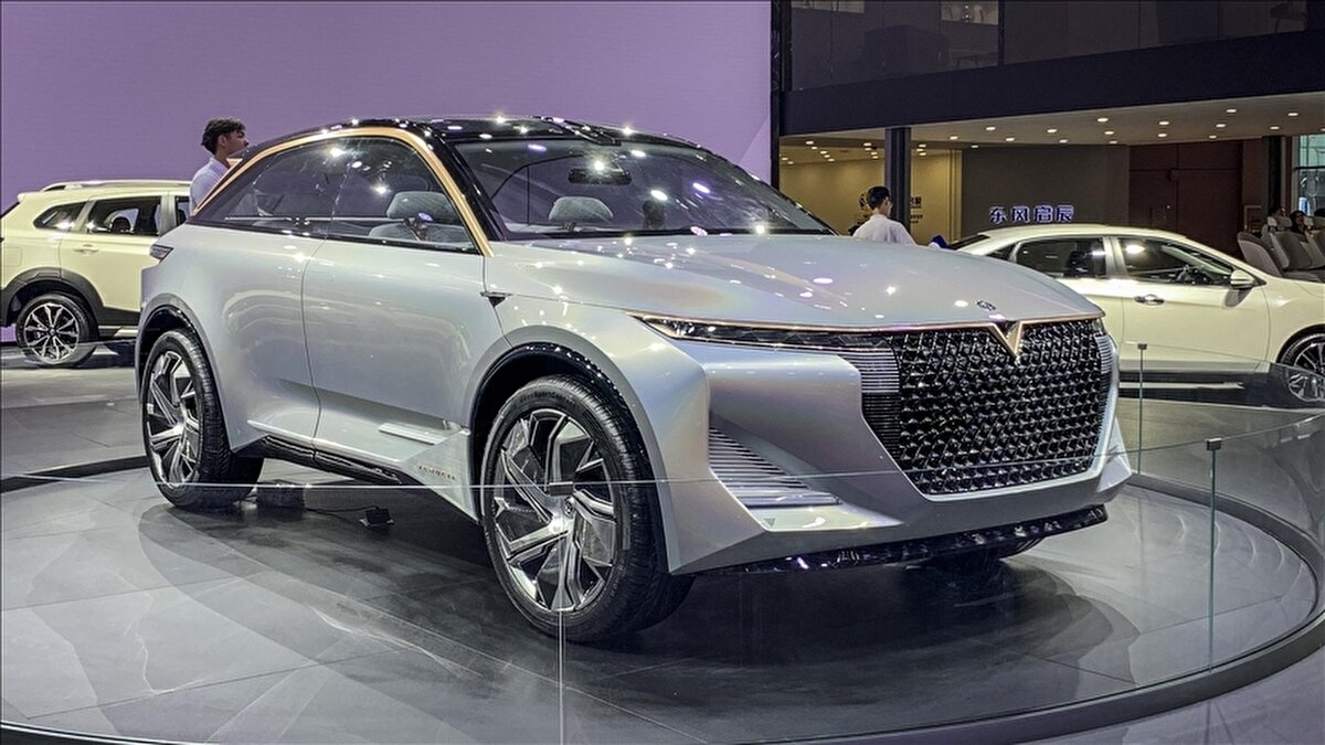 Çin, elektrikli araç endüstrisine yönelik sübvansiyonları azaltmaya hazırlanıyor.<br>Üst düzey politika yapıcıların 2026–2030 dönemine ilişkin hazırladığı yeni beş yıllık kalkınma planında, elektrikli araçların stratejik sektörler listesinden çıkarılması, Pekin’in bu alandaki uzun süreli mali destek politikasını sona erdirme niyetinde olduğuna dair güçlü bir sinyal olarak değerlendiriliyor.