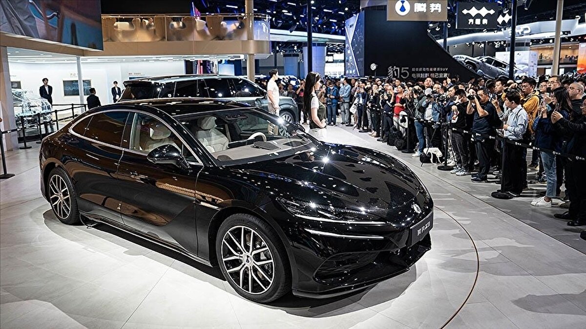 On yılı aşkın süredir Çin hükümetinin milyarlarca dolarlık teşvikleri, ülkeyi dünyanın en büyük elektrikli araç üreticisi hâline getirmişti. Ancak bu destek, aynı zamanda devasa bir arz fazlası yaratarak Çinli otomobil üreticilerini küresel pazarlarda agresif satış politikalarına yöneltti.