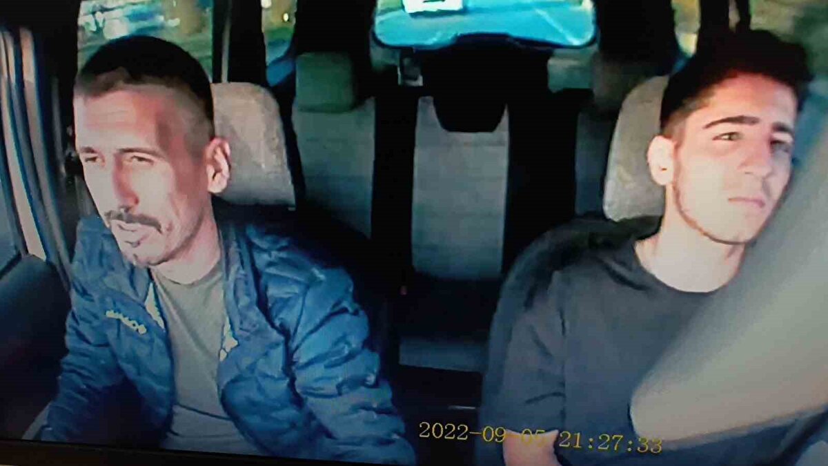 Karaman’da öğretmenlik yapan 57 yaşındaki Selçuk S., kendisini “Başkomiser Oktay” olarak tanıtan bir kişi tarafından arandı. Dolandırıcı, “Kimliğiniz suç örgütü baskınında ele geçirildi” diyerek öğretmeni korkuttu. Ardından WhatsApp’tan sahte kimlik fotoğrafları gönderip, “Altınlarını verirsen seni dosyadan çıkarabiliriz” diyerek kandırdı.