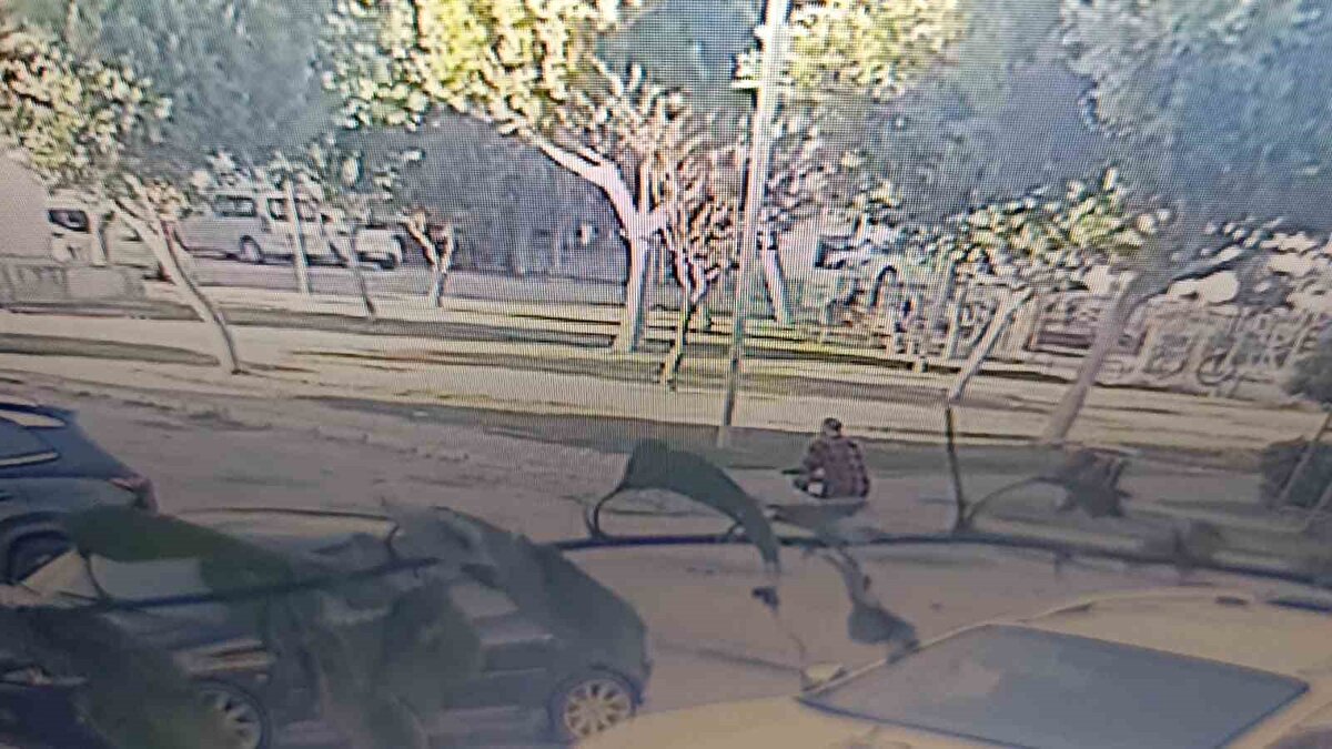 Selçuk S.’nin altınlarını teslim ettikten kısa süre sonra, aynı taksiyi arayan bir başka yolcu Şehit Üsteğmen A. Ozan Şarlak Parkı’na çağırdı. Tesadüfen yine aynı araç geldi, bu kez direksiyon başında başka bir şoför vardı. Antalya’ya gitmek isteyen genç yolcu, yol boyunca sürekli telefonla konuşuyor, stresli hareketler sergiliyor, bir noktada sim kartını çıkarıp camdan atıyordu.