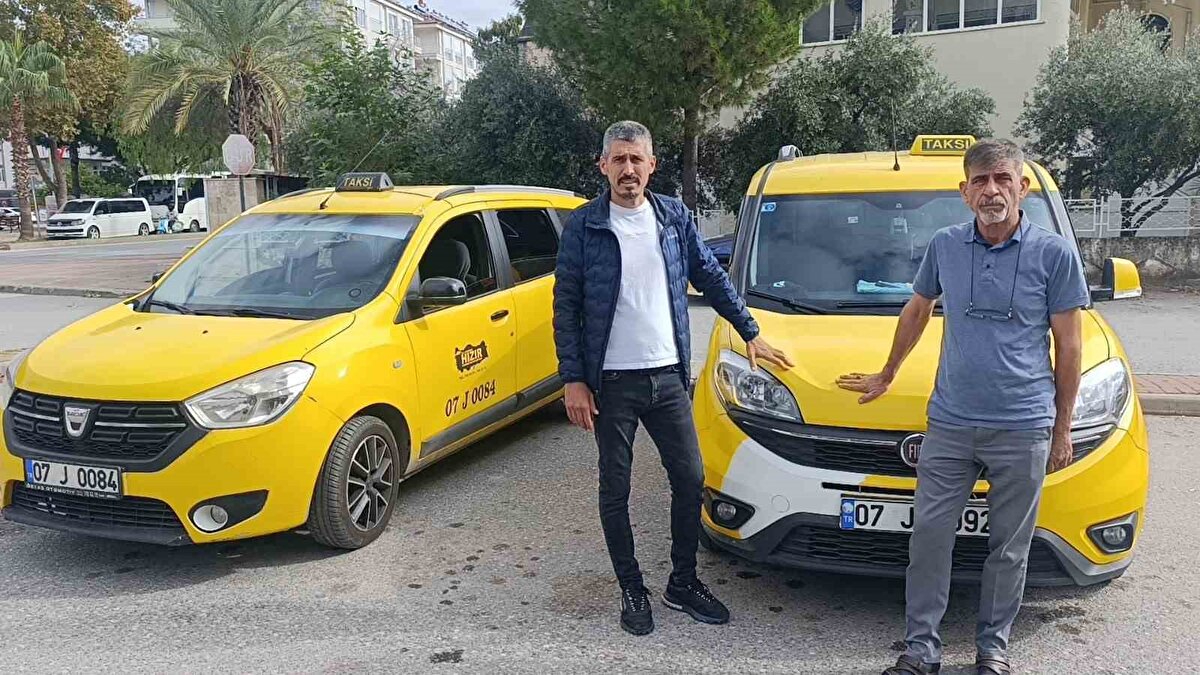 Bursa Emniyeti’yle ortak yapılan operasyonda dolandırıcılardan biri, 23 bilezik ve diğer altınlarla birlikte yakalandı. Ortağı ise Samsun’da, Tiflis’e kaçmak üzere bindiği otobüste gözaltına alındı.