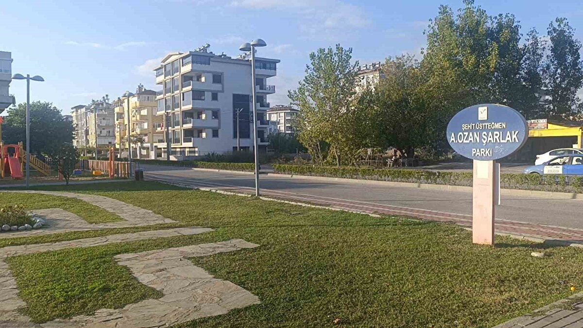 Soruşturma derinleştikçe ilginç bir detay daha ortaya çıktı: Altınları teslim alan dolandırıcı, parayı ortağına vermedi. Bunun üzerine, telefonla kendisini yine “başkomiser” olarak tanıtıp kendi ortağının anneannesini aradı. “Oğlunuz büyük bir suç işledi, ceza almaması için elinizdeki altınları hemen vermeniz gerekiyor” yalanını söyleyerek kadını da kandırmaya çalıştı. Ancak yaşlı kadın durumu polise bildirince bu girişim de sonuçsuz kaldı.