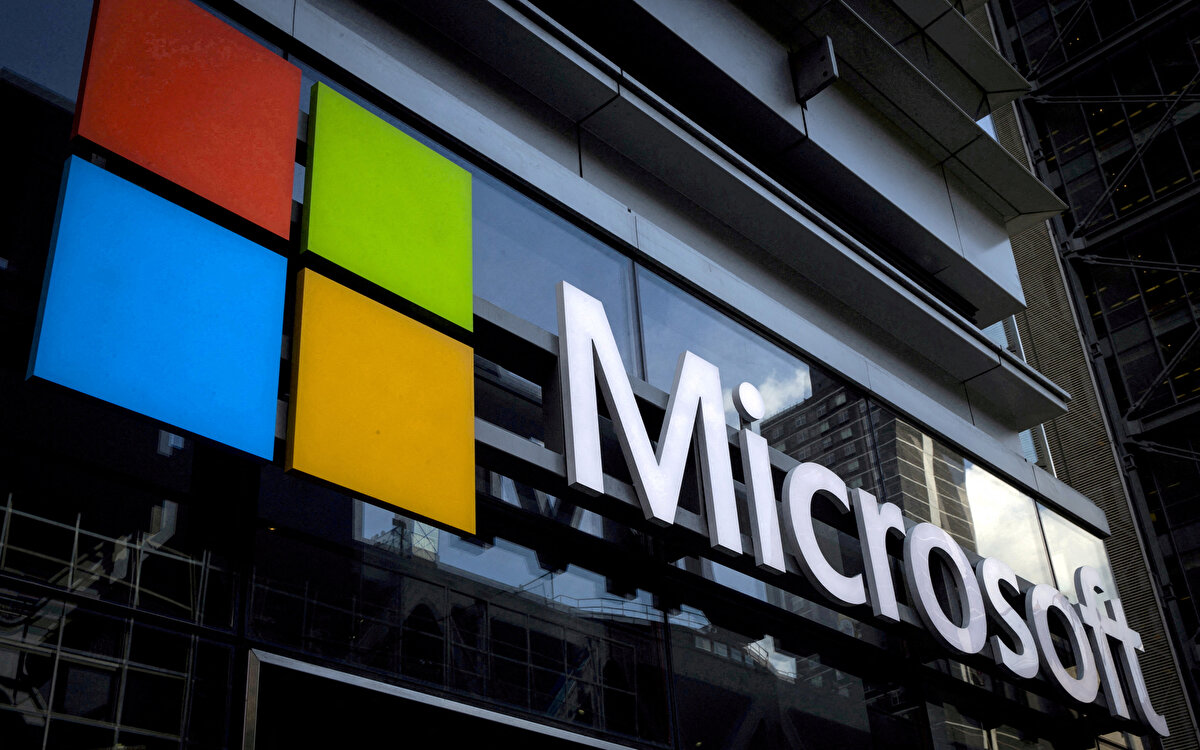 Microsoft’un açıklamasında, yanlış yapılandırma nedeniyle AFD düğümlerinin yüklenemediği, bunun da yüksek gecikme, bağlantı hatası ve zaman aşımı sorunlarına yol açtığı belirtildi. Şirket ayrıca, koruma sistemlerinin yazılım hatası nedeniyle durumu zamanında tespit edemediğini kabul etti.