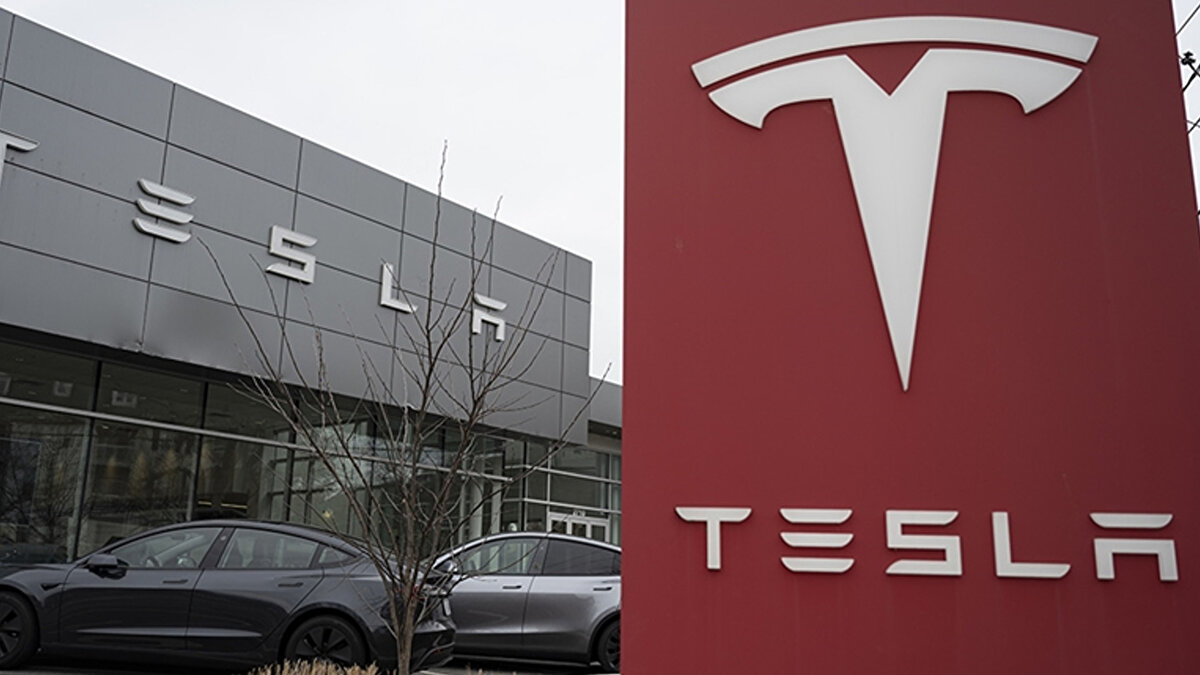 Satışlarda gerileme<br><br>Son 20 yılda küçük bir girişimden dünyanın en büyük otomobil üreticilerinden biri hâline gelen Tesla, son yıllarda büyüme hedeflerini yakalamakta zorlanıyor. Şirketin yıllık satışları 2023’te 1,8 milyon adet ile zirve yapmıştı. Ancak 2024’te 1,78 milyon adete ve 2025’te yaklaşık 1,6 milyon adete gerilemesi bekleniyor.<br><br>Tavares, Tesla’nın bu hedefleri yakalayamamasının şirketin borsa değerini de olumsuz etkileyeceğini belirtti.