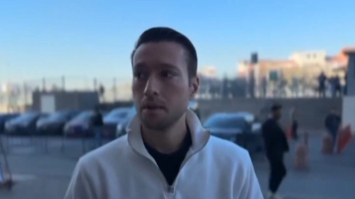 ZORBAY KÜÇÜK SUÇ DUYURUSU BULUNDU<br><br>Zorbay Küçük, kimlik bilgileri ele geçirilerek bahis sitelerinde hesap açıldığı iddiasıyla avukatıyla adliyeye gelerek suç duyurusunda bulundu.