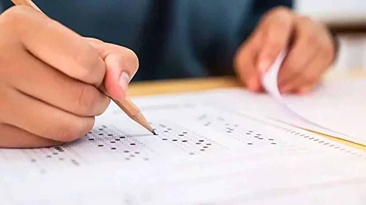 Bakan Tekin'den 'Yapay Zeka' ve 'Açık Uçlu Soru' Vurgusu<br><br>Milli Eğitim Bakanı Yusuf Tekin, sınav sistemlerinde teknolojik ve pedagojik bir dönüşümün sinyallerini verdi. Bakan Tekin, yaptığı açıklamada şu ifadelere yer verdi:<br><br>"TÜBİTAK'la beraber yapay zeka destekli açık uçlu soruların değerlendirilmesiyle ilgili proje geliştiriyoruz."