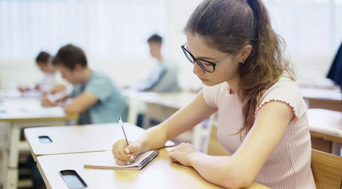 YKS değişiyor mu? sorusu, Milli Eğitim Bakanı Yusuf Tekin'in yapay zeka destekli yeni değerlendirme sistemlerine dair açıklamalarıyla eğitim gündeminin zirvesine oturdu. Öğrencilerin ezber yerine analiz becerilerini ölçecek açık uçlu soru sisteminin TÜBİTAK iş birliğiyle geliştirildiği belirtildi. Peki, YKS sınav sistemi kökten değişecek mi? Yeni sistem nasıl olacak?