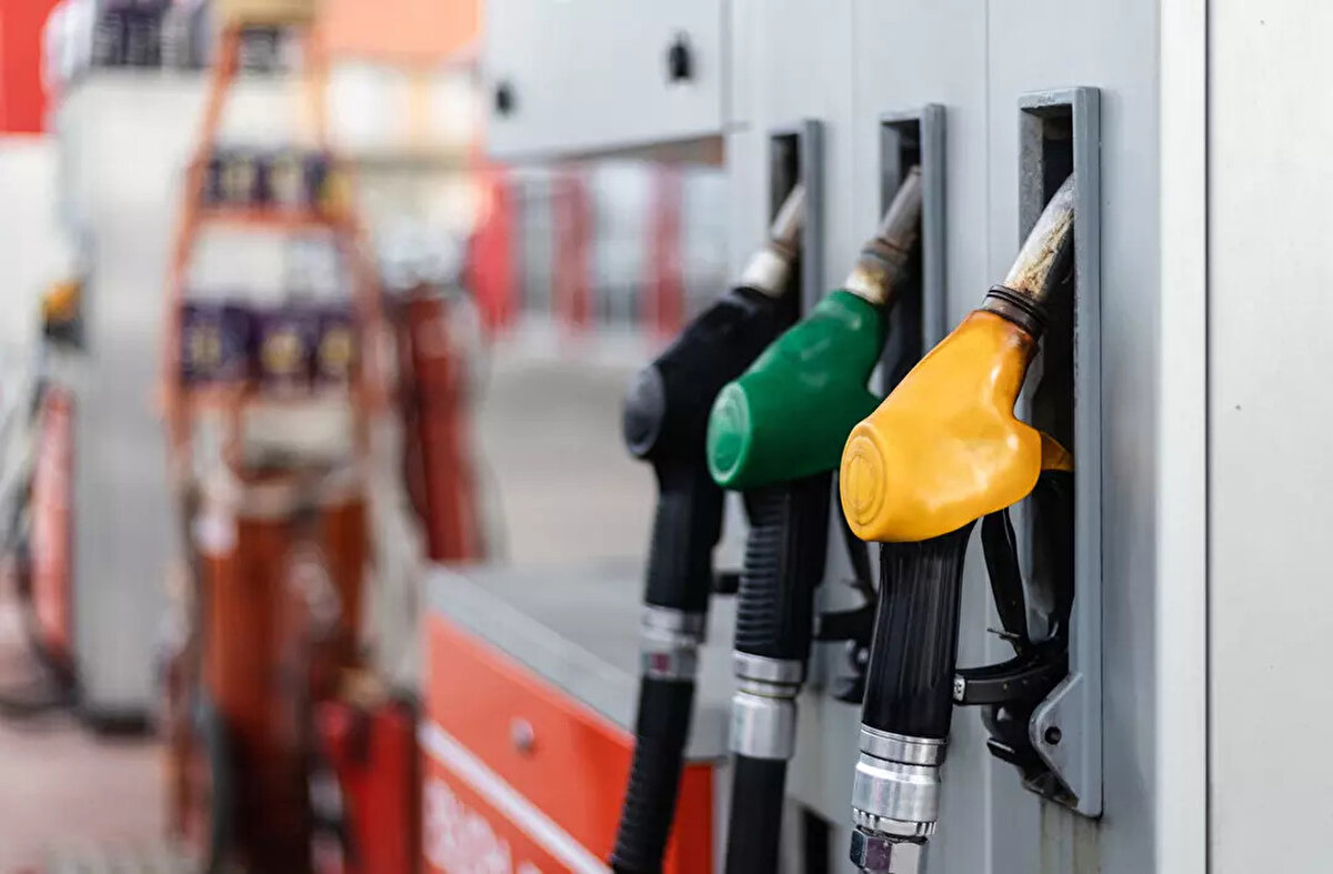 Milyonlarca araç sahibini yakından ilgilendiren bir son dakika gelişmesi yaşanıyor. Brent petrol fiyatlarındaki küresel hareketlilik ve döviz kurundaki dalgalanmalar, akaryakıt pompa fiyatlarına zam olarak yansımaya devam ediyor. Geçtiğimiz günlerde motorinin litresine gelen 3 lira 4 kuruşluk tarihi zammın ardından, şimdi de benzin için zam haberi geldi.