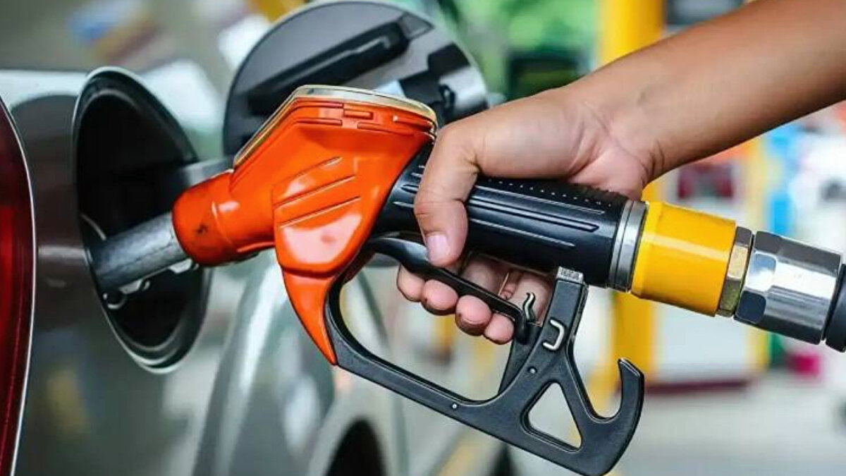 İzmir Güncel Akaryakıt Fiyatları<br><br>Benzin litre fiyatı: 53.52 TL<br><br>Motorin litre fiyatı: 56.77 TL<br><br>LPG litre fiyatı: 27.53 TL