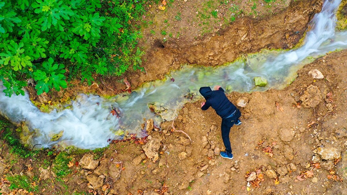 İlçeye bağlı kırsal Emendere Mahallesi sınırları içindeki termal alanın üst yakasından akan, uzun yıllar sebze ve meyve bahçelerinin sulanmasında kullanılan pınar, yaklaşık 20 yıl önce kurudu. Ilık akan su kaynağının yok olması bölgedeki sebze ve meyve yetiştiriciliğini de olumsuz etkiledi.