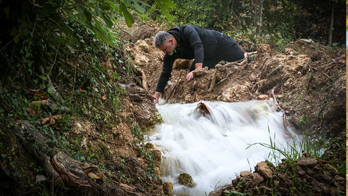 Mahallenin yaşlılarının, çocukluk ve gençlik hatıralarında kalan su kaynağı, 10 Ağustos'ta Sındırgı merkezli 6,1 büyüklüğündeki deprem ve sonrasındaki artçı sarsıntıların ardından, eski çıkış noktasından yeniden akmaya başladı.<br><br>Eskisinden de gür akan, kendisine yeni yollar oluşturan su kaynağı, Emendere Mahallesi sakinlerini sevindirdi.<br><br>Mahalle sakinlerinden 65 yaşındaki İsmet Akgül, uzun yıllar kaynaktan akan suyun hektarlarca alandaki meyve ve sebze bahçelerine can suyu olduğunu söyledi. Yaklaşık 20 yıl önce kaynağın kurumasının ardından bölgedeki bahçelerin de yeşermediğini vurgulayan Akgül, bu durumun kırsal Pürsünler Mahallesi'ne kadar olan 5 kilometre mesafedeki alanı etkilediğini anlattı.