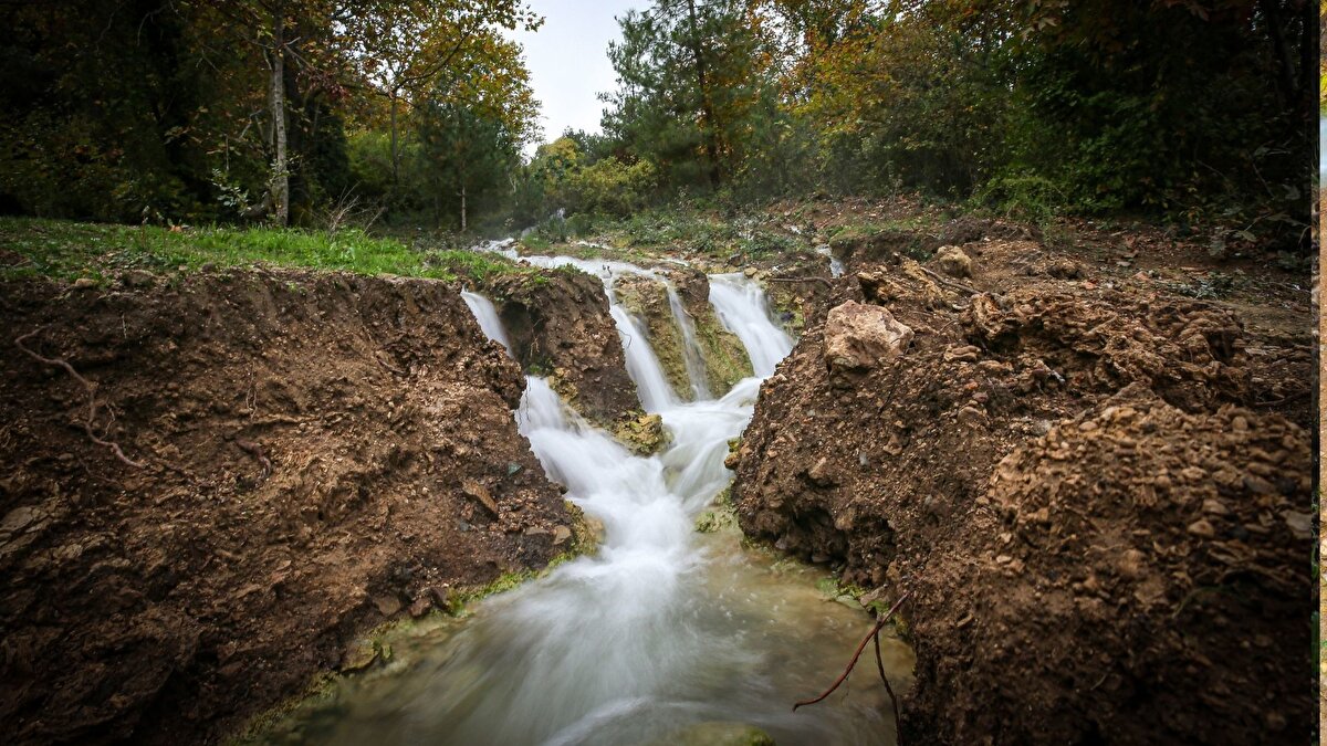 Akgül, bölgede kaynak kuruduktan sonra tarım sulamasının tankerle getirilen sularla yapıldığını ancak yetersiz kaldığını belirterek, şöyle devam etti:<br><br>"Çok şükür suyumuz geldi. Bahçelerimize yetecek kadar suyumuz var artık. Önceki depremde çıktı, akmaya devam ediyor. Ilık bir su akardı, şifalı veya termal su değildi zaten. Önceden de bağımızı, bahçemizi sulamamıza yarıyordu. Ben 65 yaşındayım. İlk çıktığı zamanı hatırlamıyorum. Su, 45 yaşlarıma kadar akardı, 20 yıl önce kurudu. Cenabıallah'ın işi, bu depremlerle yine geldi. Şimdi millet su böyle akmaya devam ederse bağ bahçe yapacak."