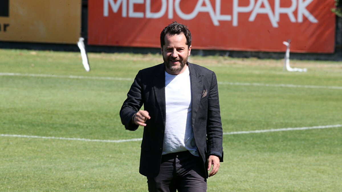 'GEÇ KALINDI AMA...'<br><br>Bahis skandalının üzerine toplum olarak gidilmesi gerektiğini ifade eden Timur "O dönem 'Herkesin birinci derece akrabaları, üst soy hısmı, alt soy hısmı da dahil; banka hesapları, telefonları, HTS kayıtları, sosyal medya hesapları incelensin' demiştik. O dönem bizden başlanması için çağrıda bulundum. Geç oldu ama olması çok değerli" ifadelerini kullandı.<br><br>