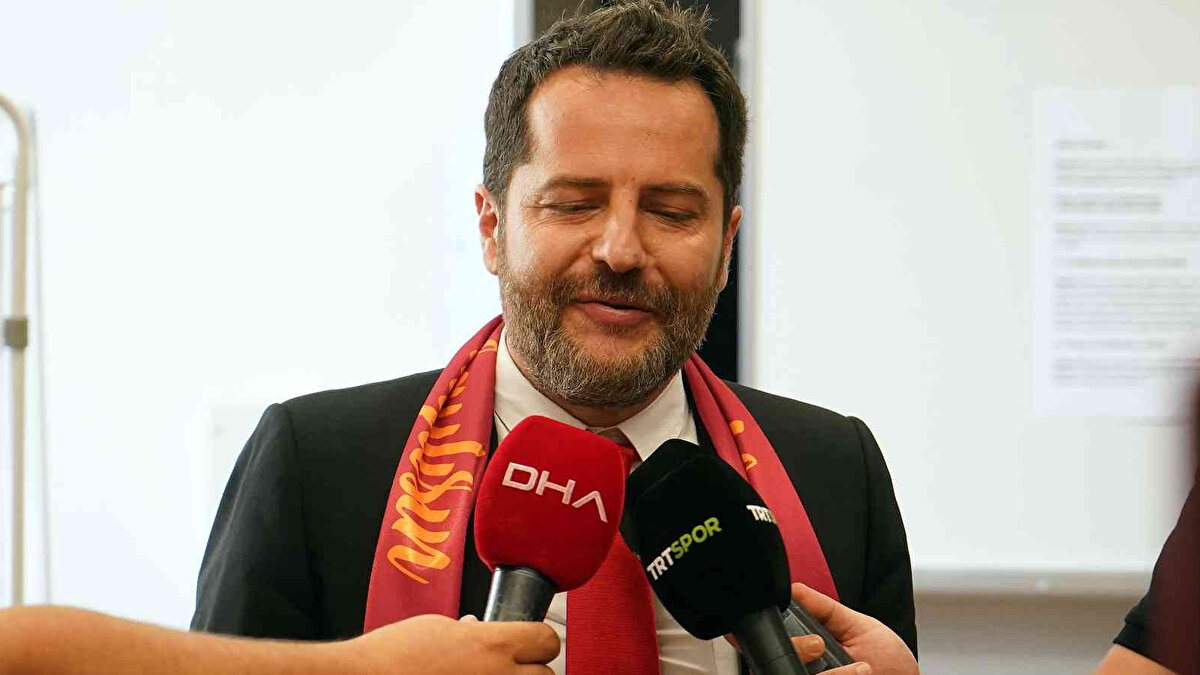 '6. BÜYÜK OLABİLİRDİK'<br><br>Göreve gelir gelmez TFF'nin yolunu tuttuklarını hatırlatan Erden Timur, şu ifadeleri kullandı: "Biz seçildikten sonra bir sunumla Futbol Federasyonu'na gittik. Ve ben bir sunum yaptım. 'Bugün sloganlaştırdığımız beş büyük lig var. Türkiye de altıncı büyük lig olabilir. Tüm odağımızı Türk futbolunu yetiştirmeye, kalkındırmaya adayalım' dedik. Vizyonumuz buydu. Bu vizyonda herkes birlikte hareket etseydi başka noktalara gelmiştik."<br>