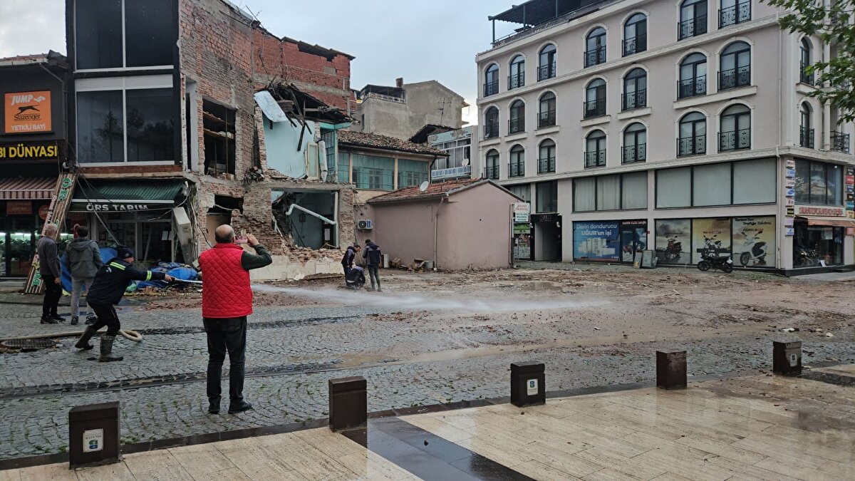 Sözbilir, çalışmaları yeniden dağlık alanda yoğunlaştırdıklarını vurgulayarak, sözlerini şöyle sürdürdü:<br><br>"Dağlık alanda birden fazla 5-6 tane birbirini takip eden ovadan dağa doğru devam eden fay saptadık. Buradaki fay, dünya literatüründe 'ölü fay' olarak geçiyor. Fakat jeolojik anlamda ölü faylar çok aşırı stres yüklendiğinde veya stres yönlerindeki değişim nedeniyle yeniden dirilebiliyor. Bu depremlerde bunu görüyoruz. Bu dağlık alandaki diri olarak haritalarda gösterilmeyen faylar deprem üretmeye başlamış diyebiliriz. Bu fay ilk kez haritalanıyor. Daha önce hiçbir haritada var olmayan birkaç fay saptamış durumdayız. Bunların bir kısmını haritaladık. Uluslararası dergilere gönderdik, şu anda basılıyor."