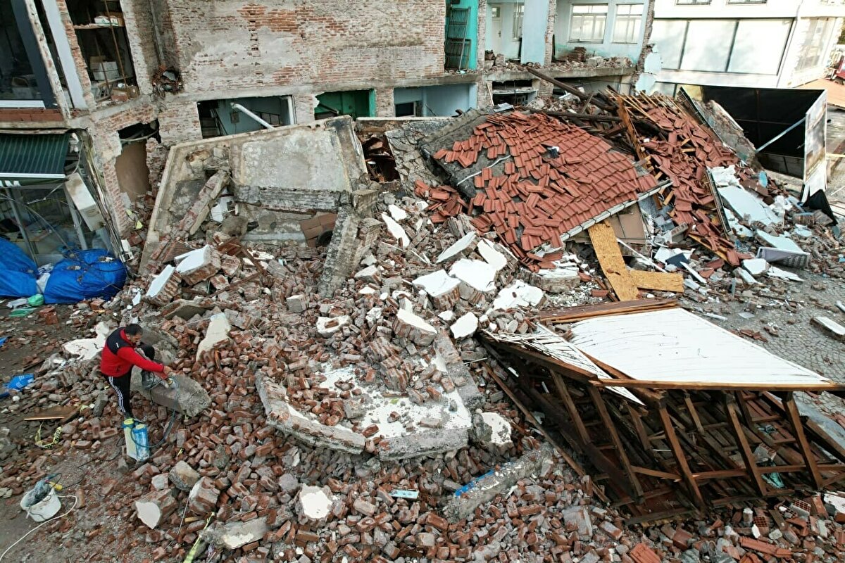 Dokuz Eylül Üniversitesi (DEÜ) Deprem Araştırma ve Uygulama Merkezi Müdürü Prof. Dr. Hasan Sözbilir, Sındırgı merkezli depremlere ilişkin, "Dağlık alanda birden fazla, 5-6 tane birbirini takip eden ovadan dağa doğru devam eden fay saptadık. Buradaki fay, dünya literatüründe 'ölü fay' olarak geçiyor. Fakat jeolojik anlamda ölü faylar çok aşırı stres yüklendiğinde veya stres yönlerindeki değişim nedeniyle yeniden dirilebiliyor. Bu depremlerde bunu görüyoruz." dedi.