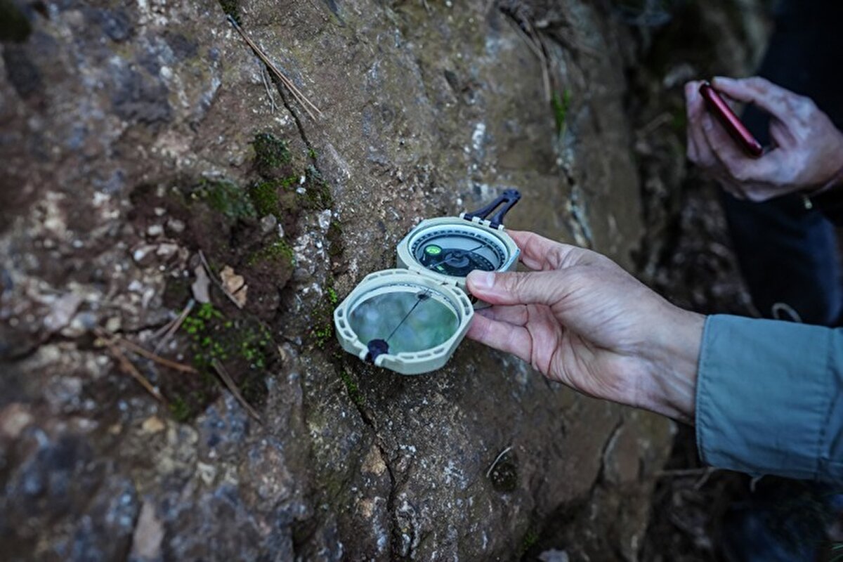 Prof. Dr. Sözbilir, fayın özellikleri hakkında bilgi vererek, şunları kaydetti:<br><br>"Uzunlukları 35-40 kilometreye kadar uzanıyor. Birinci depremde 6,1 kırıldı, ikinci depremde 6,1'lik kısmı daha kırıldı. Üçüncü depremde 6,1 daha gerçekleşebilir çünkü şu anda fayın tümü kırılmamış durumda. Üretilen depremlerle fayın uzunluğu arasındaki orana bakıldığında fayın tümünün kırılmadığını anlıyoruz. Benzer büyüklükte bir deprem daha gelişebilir. 3-4 ayda 6,1 büyüklüğünde depremlere ulaştığımız için belki benzer bir mekanizma tekrar edebilir. Şu anda artçı aşaması yaşanıyor."