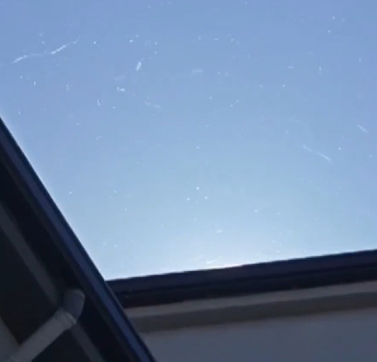 Belirlenen fay düzleminin depremin odak noktasındaki mekanizmayla uyuştuğunu belirten Sözbilir, "Şu anda fayları yüzeyde görüyoruz ama derine doğru 10 kilometreye kadar gidebiliyor ve oradaki strese bağlı olarak deprem üretebiliyor. Bölgedeki 5-6 fay birbirini tetikleyecek şekilde deprem üretiyor. O yüzden depremler bir türlü bitmiyor." diye konuştu.