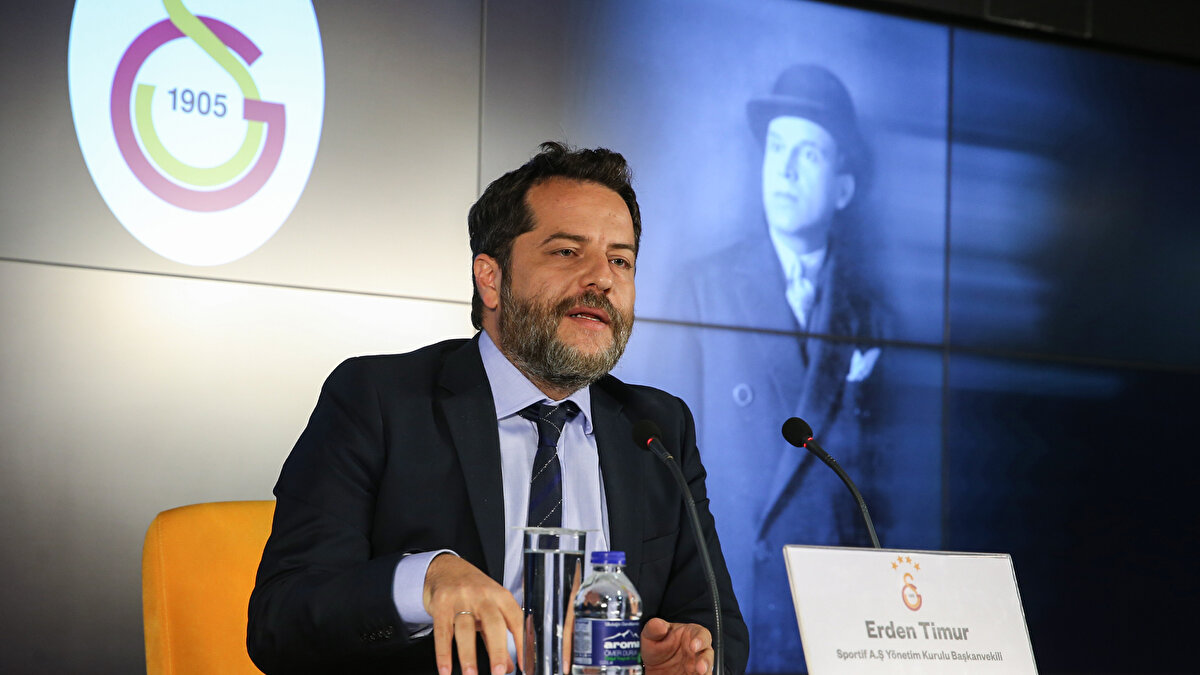 'GALATASARAY'DA BAŞARDIK'<br><br>"Gerçekleri olduğu gibi kabul etmezsek bu mümkün değil. Dünyada bunun birçok örneği var. Milan'ın 80'lerin başında küme düşürülmesi var, Juventus'un 2006'da yaşadığı var. Radikal adımlar atıldı. İngiltere'de de holiganizm büyük bir problemdi. 1985'te Heysel'de 36 kişi ölünce yüzleşmek zorunda kalındı. Bugün Premier Lig ve Serie A'nın geldiği noktayı görüyoruz. Vizyonumuz buydu. Galatasaray için 'Tekrar Avrupa şampiyonu olacağız' vizyonunu ortaya koymuştum. Hemen 13.'lükten çıktık, üst üste şampiyonluklar elde ettik."