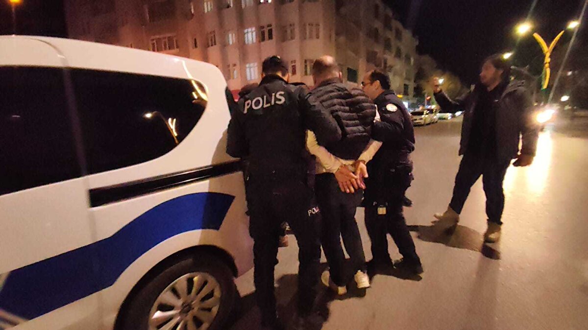 POLİSE TEKME ATIP SALDIRDI<br><br><br><br>Polis ekipleri şüphelilerden kimlik istedi. Kimlik vermek istemeyen 3 kişiden Sait S., bu sırada kaza yerinde bulunan Trafik Tescil ve Denetleme Şube Müdürü Gürsoy Yalvaç’a tekme attı.