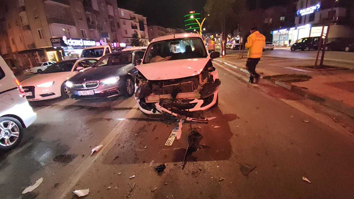 Polis ekipleri biber gazı kullandığı 3 kişiyi etkisiz hale getirip, gözaltına aldı. Sürücü Serkan S.’nin yapılan alkol kontrolünde 2.60 promil alkollü olduğu ortaya çıktı.