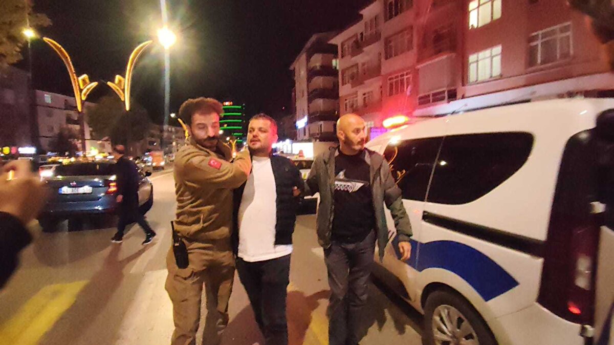 Serkan S. araçtan inip olay yerinden kaçtı. Çevredekiler durumu polis ekiplerine bildirdi. Trafik polisleri kaza yerinde incele yaparken, Serkan S. ile yakınları Sait S. ve Rahmi S. kaza yerine geldi.