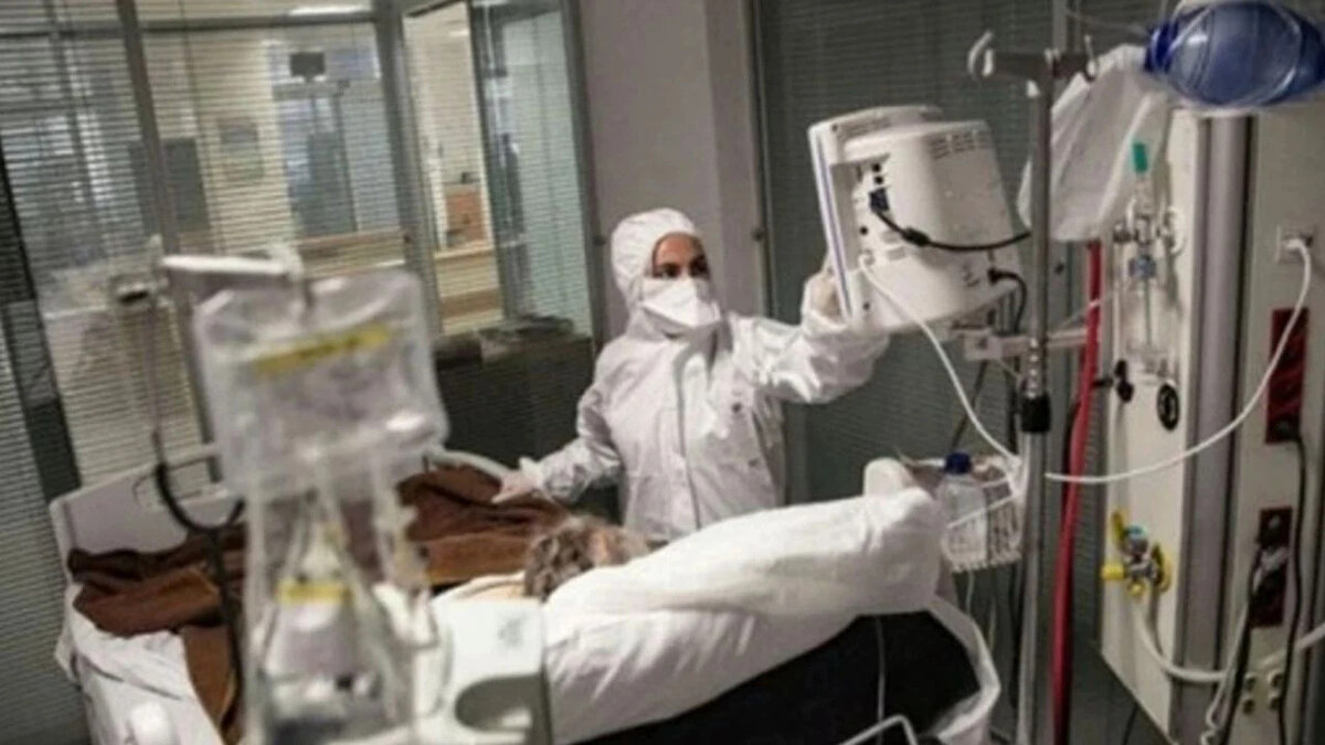 Deli dana enfeksiyonuna neden olan şeyin, doğada doğal olarak bulunan ancak beyinde tahribata yol açan ‘prion’ isimli anormal proteinler olduğunu belirten Prof. Dr. Ertuğrul, hastalığın yavaş ilerleyen ama ölümcül bir süreç olduğunu vurguladı. “Bu hastalık bulaştıktan hemen sonra belirti vermez. 15, 20 hatta 30 yıl sonra ortaya çıkabilir. Beyinde süngerimsi bir yapı oluşur ve bu nedenle hastalık ‘süngerleşmiş beyin’ olarak da adlandırılır.”