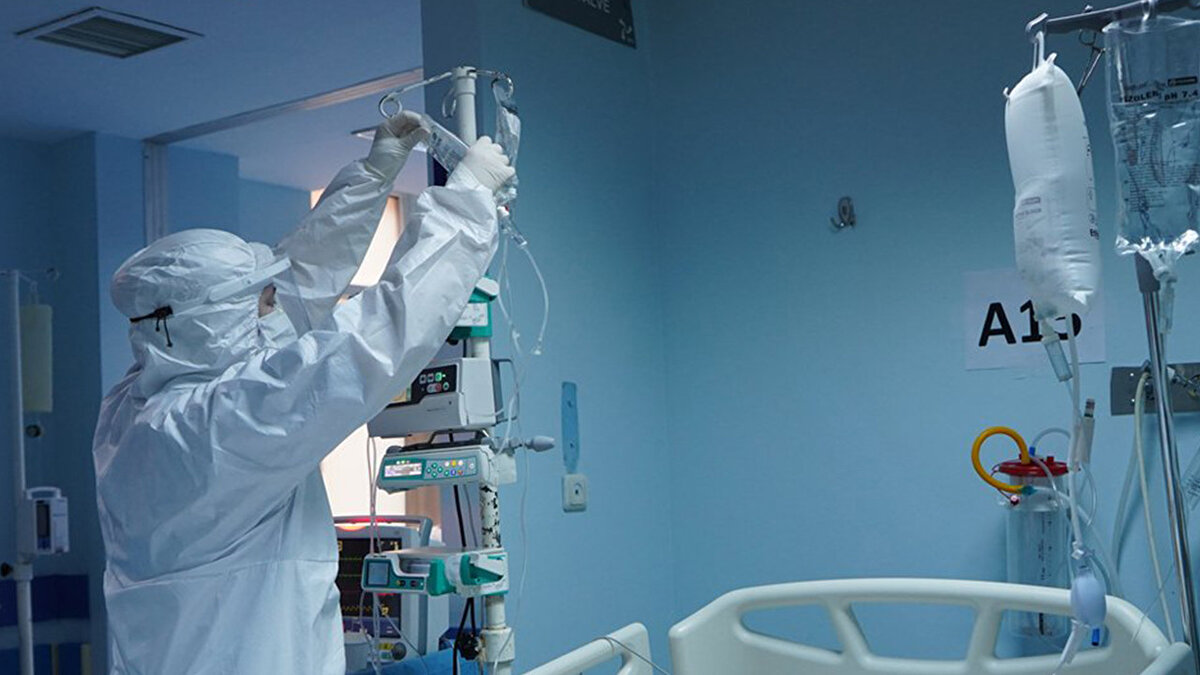 Hastalığın ilk evresinde psikolojik belirtiler ön plana çıkıyor. Prof. Dr. Ertuğrul’a göre erken dönemde unutkanlık, kafa karışıklığı, tutarsız konuşmalar, halüsinasyonlar, huzursuzluk ve ani öfke patlamaları görülebiliyor. İlerleyen evrelerde ise yürüme bozukluğu, nefes darlığı ve kalp ritmi problemleri baş gösteriyor. “Ne yazık ki hastalığın kesin bir tedavisi ya da ilacı bulunmuyor. Deli dana hastalığı ilerledikçe beyin fonksiyonlarını tamamen kaybettirip komaya kadar götürebiliyor.”