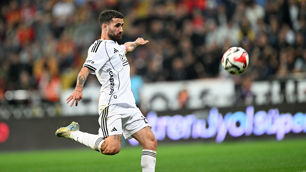 Takımın önemli parçalarından biri olan ve derbilerdeki performansıyla bilinen Rafa Silva, Fenerbahçe'ye karşı sahada olacak.