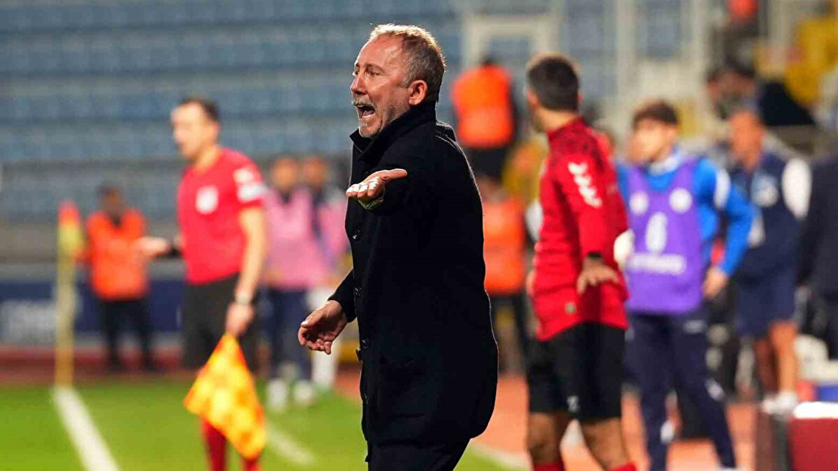 Zorlu maç öncesinde Beşiktaş'ın muhtemel 11'i ve Sergen Yalçın'ın Rafa Silva kararı belli oldu.