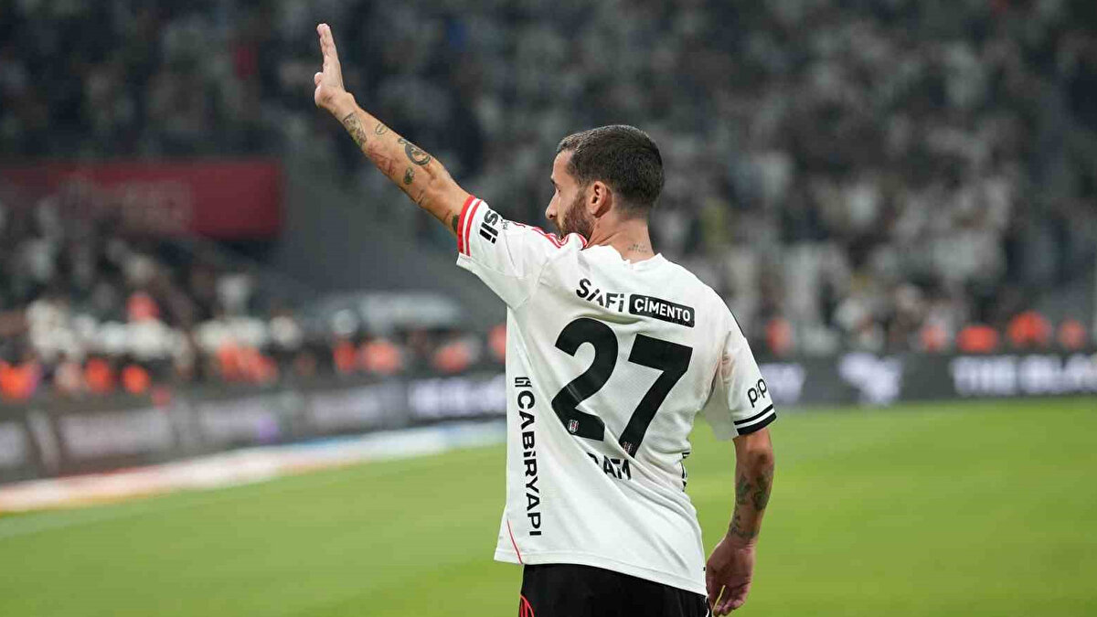 SAKATLIĞINI ATLATTI<br><br>Sakatlığını atlatan Rafa Silva, takımla birlikte çalışmalara başladı. Deneyimli hoca, Portekizli yıldızı derbide oynatma kararı aldı.