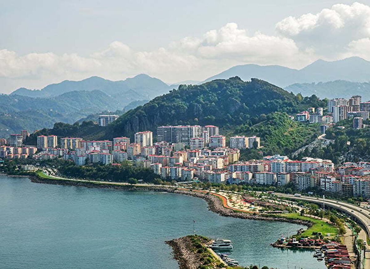 Kara, kampanyanın yalnızca Giresun’la sınırlı kalmadığını da vurguladı: “Afyon’daki şehitler töreninden sonra başlattığımız ‘Yiğit Giresun’ kampanyasını Türkiye geneline ve yurt dışına yaydık. ABD ve Avrupa’daki Giresunlular da imza veriyor. Şu an çevrim içi kampanyada 68 bin 500 imzamız var, ayrıca 45 bin civarında ıslak imza topladık. Yıl başına kadar hedefimiz 200 bini geçmek ve Meclis’e güçlü bir şekilde gitmek.”