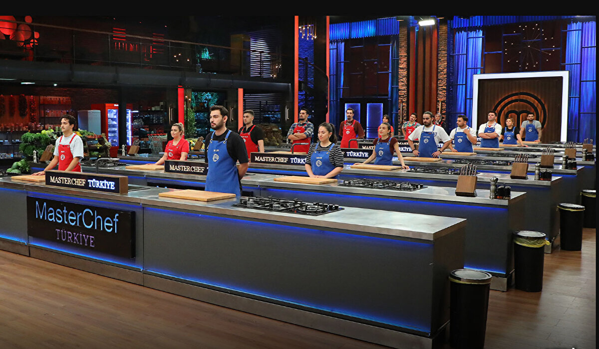 İLK TURDA KİMLER GEÇTİ?<br>Ödül oyununun ilk etabında mavi ve kırmızı takım yarışmacıları, kalamar tava, şırdan, Arnavut ciğeri ve buffalo wings hazırladı. Zamanla yarışan isimler arasında değerlendirme sonunda Ayten, Gizem, Sezer, Hakan, Furkan, Eylül ve Sümeyye ikinci tura çıkmaya hak kazandı.<br>