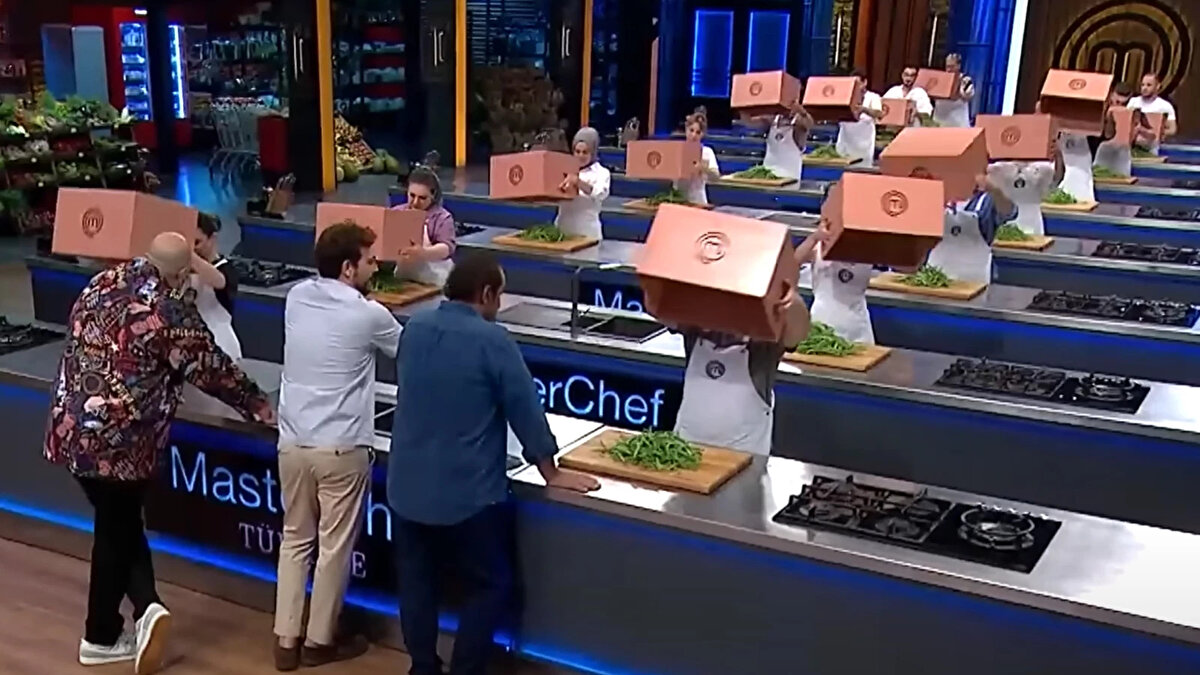 İKİNCİ TURDA ENGİNAR <br>İkinci etapta şefler yarışmacılara ana ürün olarak enginar verdi. Katılımcılardan bu malzemeyle özgün ve yaratıcı tabaklar yapmaları istendi. 45 dakikalık sürenin sonunda en başarılı iki tabak Ayten ve Gizem’den geldi.