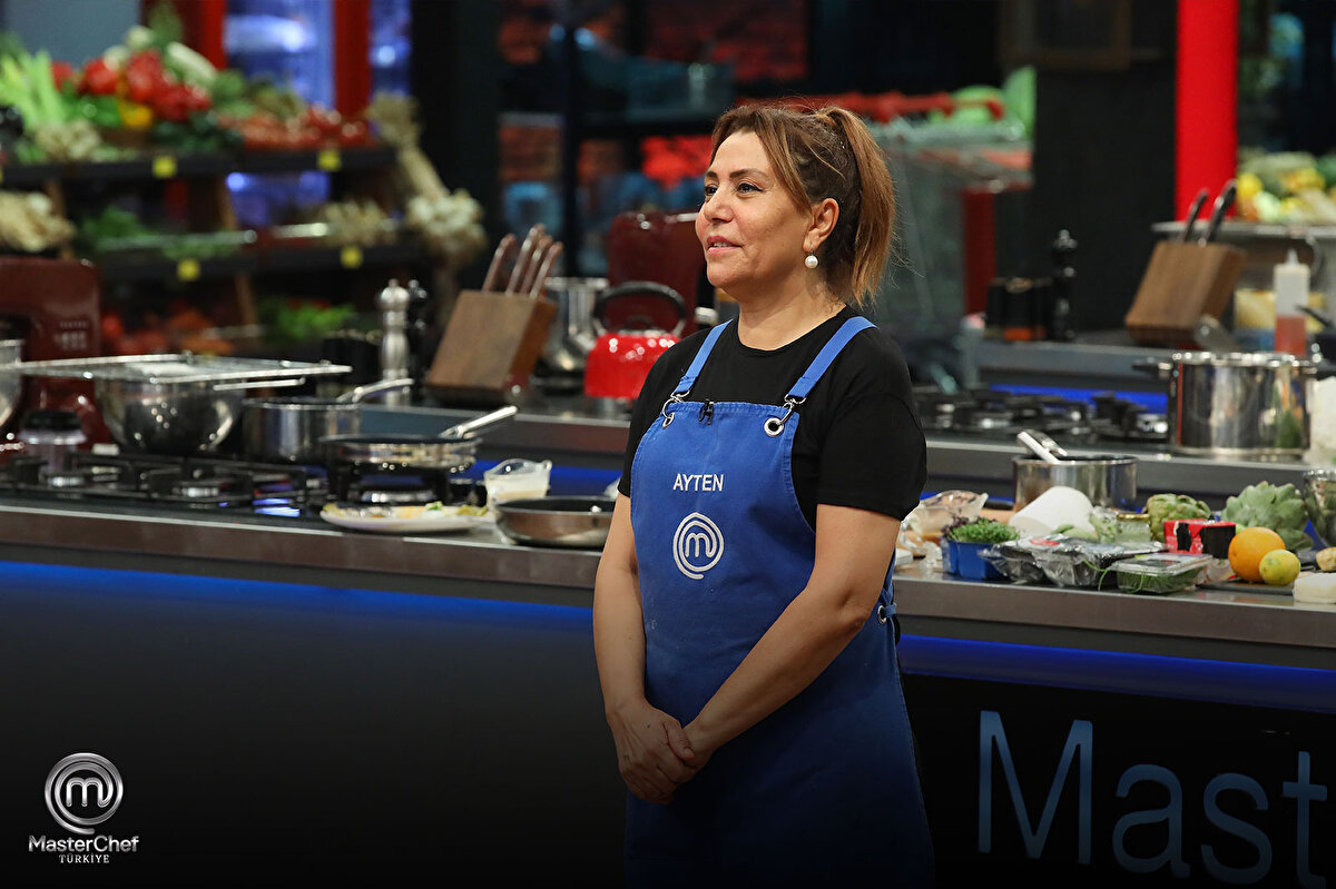 MASTERCHEF’TE 100 BİN TL ÖDÜLÜNÜ KİM KAZANDI?<br>Final değerlendirmesinde şeflerin beğenisini kazanan isim Ayten oldu. Başarılı yarışmacı, gecenin birincisi olarak 100 bin TL’lik para ödülünün ve İtalya gastronomi turunun sahibi oldu.<br>